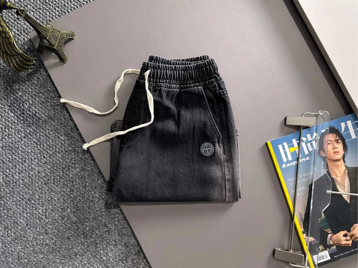 🅿️330 Stone Island 2025 new summer jeans and denim shorts are woven from imported Japanese Denim plain cotton denim fabrics. They are complete with three standards. The top stonewashing process makes the texture reach the old taste of the 1980s. It is soft, delicate, comfortable and breathable. The color has a modern and fashionable vicissitudes. The upper body is versatile and fashionable! Light luxury, a must-have item for daily commuting! Size: S-2XL (please state your height and weight when placing an order)
